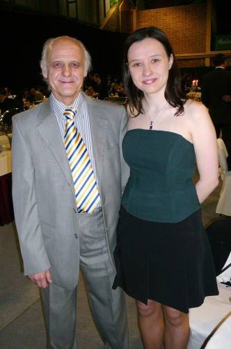 Jola Zawadzka z nagrodzonym trenerem szermierki Adamem Medyńskim