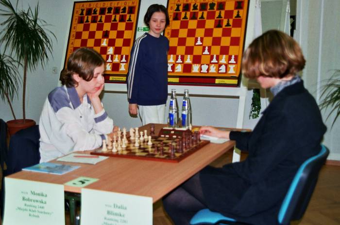Monika Bobrowska - Dalia Blimka, szachy przestawia Jola Zawadzka